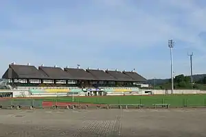 West-Tribüne und Rasenfläche des Volksbankstadions Vöcklabruck (Mai 2016)