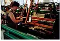Vorführung der Arbeit an mechanischen Webstühlen