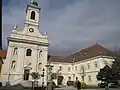Vorstadtkirche mit Kreuzigungsgruppe und ehem. Jesuitenkolleg (Stadtarchiv)