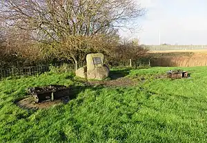 Ein Gedenkstein und die vier Fundamente erinnern an den alten Voslapper Leuchtturm