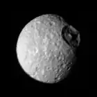Der Mond Mimas mit seinem cha­rak­te­ris­ti­schen Herschel-Ein­schlags­krater