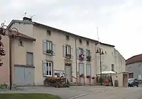 Rathaus- und Schulgebäude