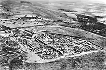 Decauville-Bahndamm bei den Ausgrabungen von Ugarit, Syrien