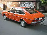 Limousine mit zwei Türen und Schrägheck