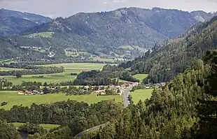 Der Pölshals, murtalauswärts, mit Falkenberg
