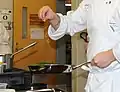 Würzen während der Zubereitung von Gemüsetagliatelle