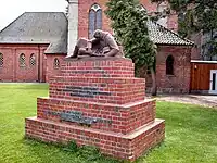 Denkmal Sockelvorderseite