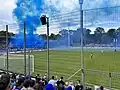 Spielunterbrechung nach dem Einsatz von blaufarbiger Pyrotechnik durch die Kickers-Fans