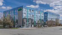 Das Foto zeigt eine schiefe Ansicht eines Gebäudes der WILO mit spiegelnder Fassade in Hof (Saale).