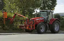 Montierte Heckenschere an einem Traktor