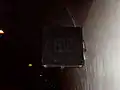 Wechselverkehrszeichen im Tunnel. Man erkennt die Abstufung 100 - 80 - 60 km/h.