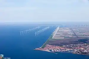 Windparkteil mit E-126 am Deich und SWT-3.0-108 im IJsselmeer