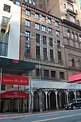 Sockelgebäude (hier noch mit Gerüst) mit Russian Tea Room links und Carnegie Hall rechts
