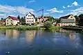 Die Kleine Röder durchfließt den Dorfteich von Leppersdorf (im Hintergrund Schlossneubau)