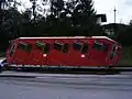 Einer der Wagen der Hungerburgbahn in Jenbach (nach der Stilllegung ausgestellt beim Bahnsteig der Achenseebahn (2006))
