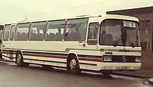Für seine britische Niederlassung erwarb Wahl ab 1978 Mercedes Benz-Fahrgestelle, die er an den Karosseriebauer Plaxton Ltd. weiterliefern ließ. Erst nach 1982 konnte Mercedes Benz davon überzeugt werden, Reisebusse mit Stahlkarosserie auch als Rechtslenker auszuliefern, so dass Wahls Großbritannien-Geschäft zu echten Mercedes Benz-Karosserien übergehen konnte. Bis dahin musste sich Wahl mit Plaxton-Karosserien begnügen, wie sie der ansonsten bereits mit den typischen Heidenheimer Farben designte Mercedes Benz O 303 aus dem Jahr 1981 auf dem Bild zeigt.