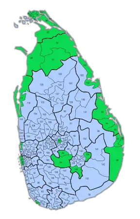 Mehrheiten nach den 160 Wahlbezirken (Nummerierung in der Kartenlegende erklärt). Fonseka gewann die Mehrheit in den mehrheitlich tamilisch besiedelten Regionen, Rajapaksa erhielt die Mehrheit in den mehrheitlich singhalesischen Gebieten. Die einzige größere Ausnahme bildete die Hauptstadtregion Colombo.﻿Mehrheit für Mahinda Rajapaksa﻿Mehrheit für Sarath Fonseka