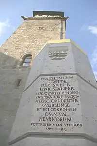 Stauferstele vor dem Hochwachtturm
