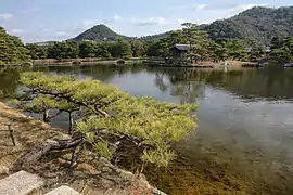 Im Hintergrund Tenjin-yama (93 m) und Takozushi-yama (151 m) (借景, shakei)