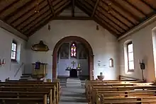 Kircheninneres mit Blick zur Apsis