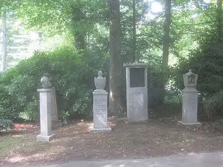Von links: Grabmale von Walter Rombach (zwei Grabstelen), Josef Zeitler und August Köhler.