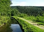 Parallel zum Hang verlaufender Graben (Ausleitung), der durch einen Höhenunterschied (Gefälle) der Stromerzeugung dient