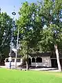Vereinshütte mit Maibaum