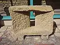 Stein, der das massive Kellerfenster im Keller des so genannten Hauses 3 bildete