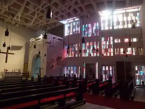Inneres, rechts neben dem Altar die romanische Kapelle