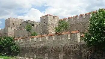 Restaurierte Sektion am Selymbria Tor. Im Vordergrund die Vormauer und die Brustwehr über dem ehemaligen Wassergraben, links im Hintergrund ein Turm der Hauptmauer