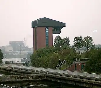 Turm des Schleusensteuerstand – Blick von den Sparbecken