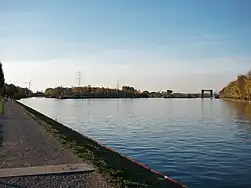 Links das alte Hebewek, daneben die neue Schleuse und rechts das neue Hebewerk