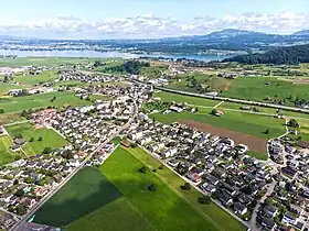 Drohnenaufnahme auf Höhe Bahnhof Siebnen-Wangen mit Blick Richtung Dorfzentrum.