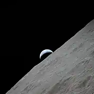 Ansicht der Erde über dem Mondhorizont (Ritz-Krater)