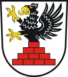 pyramidenartig übereinanderliegendes schwebendes Mauerstück mit wachsendem Greif