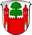 Gestufter Lindenbaum über einer Zinnenmauer (Lindheim/DE)