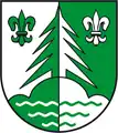 Gespalten von Silber und Grün, in verwechselten Tinkturen eine von zwei Lilien begleitete Tanne auf einem mit drei Wellenlinien belegten Dreiberg⁠∗(Brocken-Hochharz, DE)