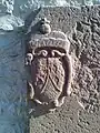 Mittlerer Wappenstein; in beiden Wappen ist der Löwe gespiegelt dargestellt