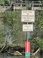 Warnschildmast beim Kanukanal Marburg-Nord