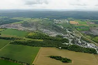 Blick in das Warsteiner Hügelland mit Steinbruch und Naturschutzgebiet Hohe Lieth.