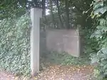 Links: Spalier mit Granitpfosten, rechts: Holzabschirmung.