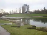 Vorn: Wasserkanone bei der Rasenpyramide.