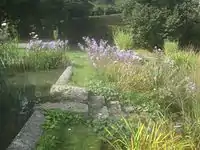Treppe zwischen zwei Teichen des Krebsschwanzes (im Sommer).
