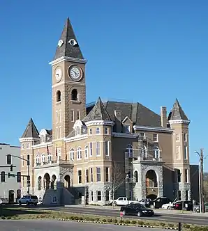Washington County Courthouse in Fayetteville (2011). Dieses 1905 errichtete, ehemalige Courthouse dient seit 1989 vorwiegend als Archiv. Es ist seit Februar 1972 im NRHP eingetragen.