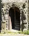 Karyatidenportal im Renaissancestil am Treppenturm