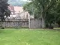Blick zur alten Stadtmauer, der Turmrest wird zur ehemaligen Wasserburg gehörend vermutet.