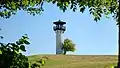 Der Turm gesehen vom Aufstiegsweg.