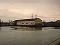 Wasserkraftwerk Niederaichbach vom Stausee aus.