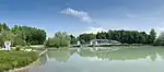 Südostseite des Areals mit der Anlegestelle für Boote (links)