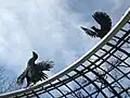 wasserspeiende Vögel auf der Einfassung